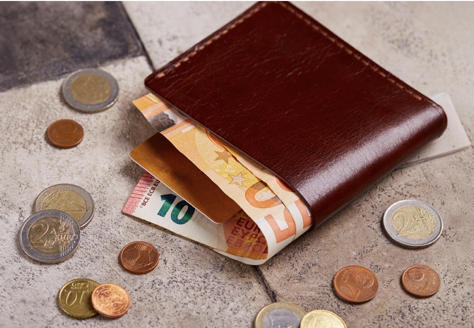 Πορτοφόλι με χαρτονομίσματα και κέρματα ευρώ