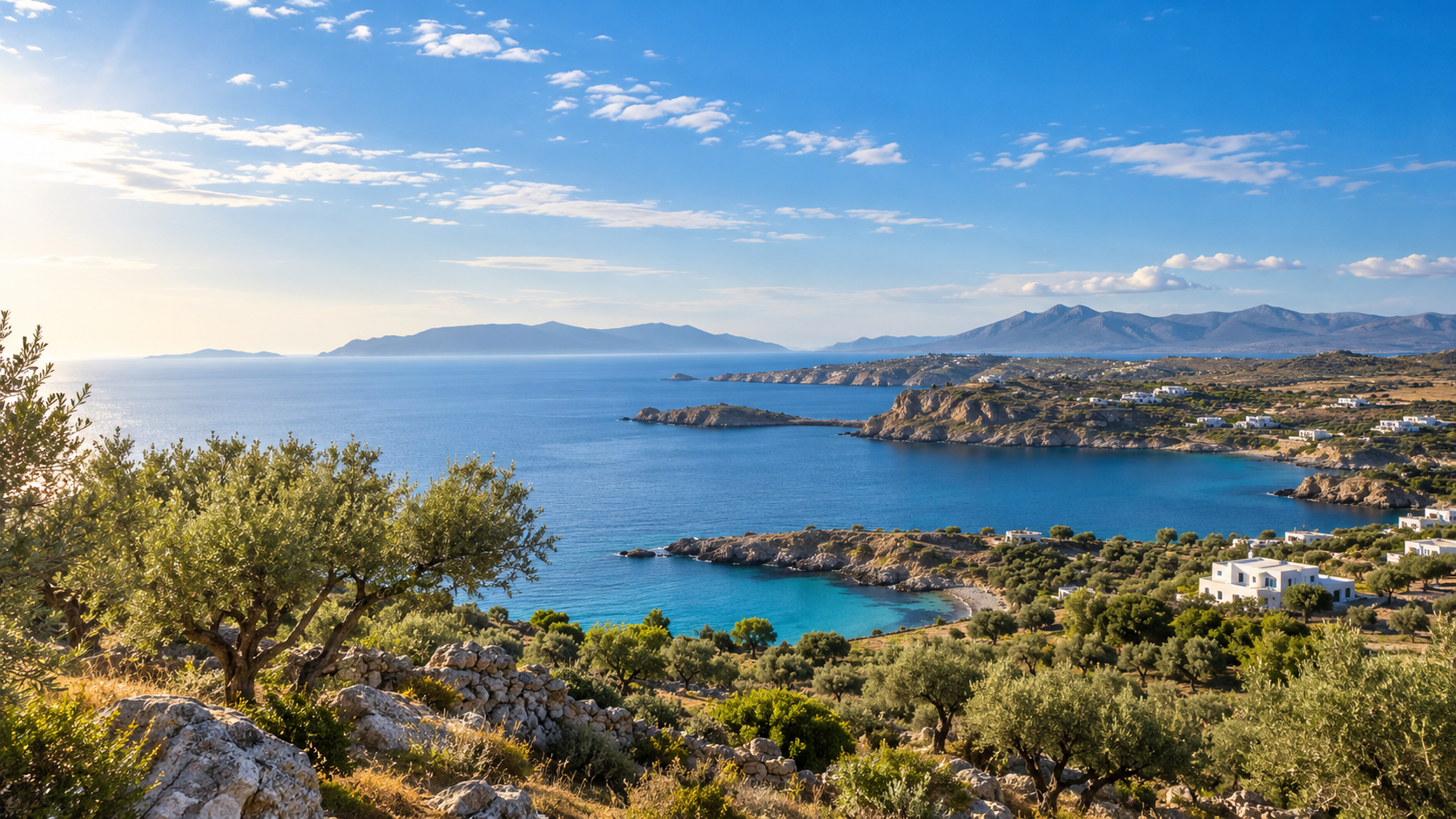 Ενδεικτική εικόνα AI με ηλιόλουστη κρητική ακτογραμμή, λίγες νεφώσεις και ήρεμη θάλασσα